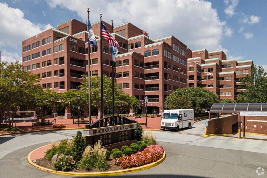 1330 Braddock Pl, Alexandria, VA à louer - Photo du bâtiment - Image 2 de 11