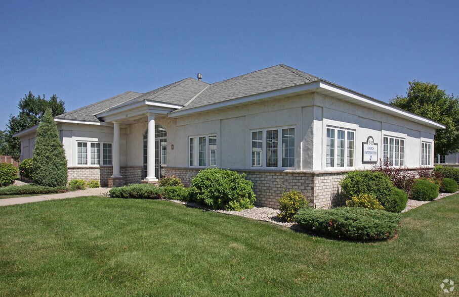 342 County Road D E, Little Canada, MN à vendre - Photo du bâtiment - Image 1 de 6