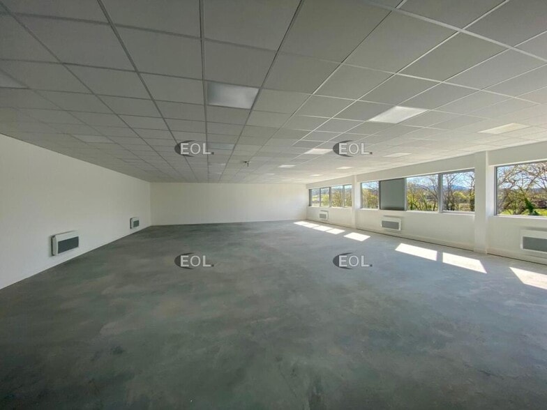 Flex in Rousset for sale - Interior Photo - Image 3 of 9
