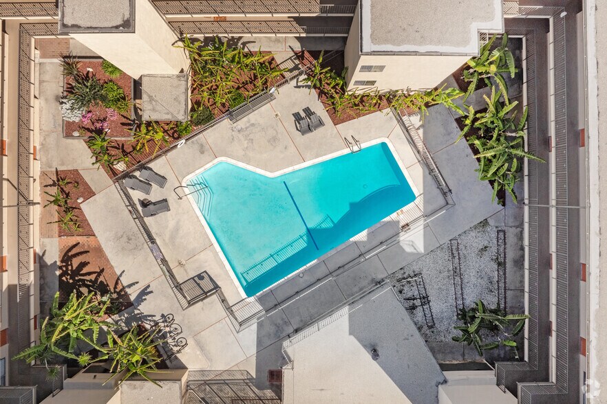 2700 Ellendale Pl, Los Angeles, CA à vendre - Photo du bâtiment - Image 3 de 24