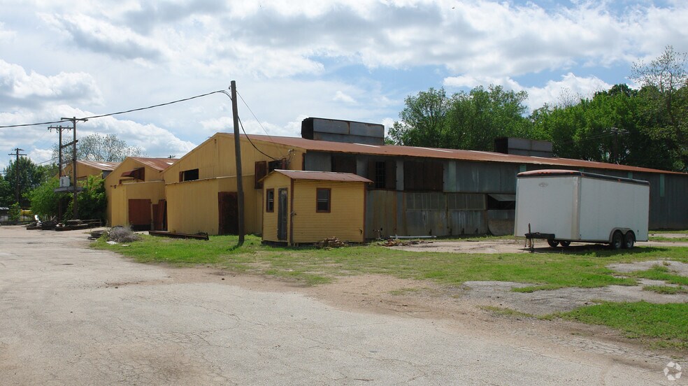 109 NW 2nd St, Smithville, TX à louer - Photo du bâtiment - Image 2 de 27