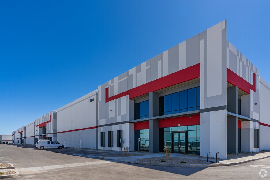 6244 N Litchfield Rd, Litchfield Park, AZ à vendre - Photo du bâtiment - Image 2 de 3