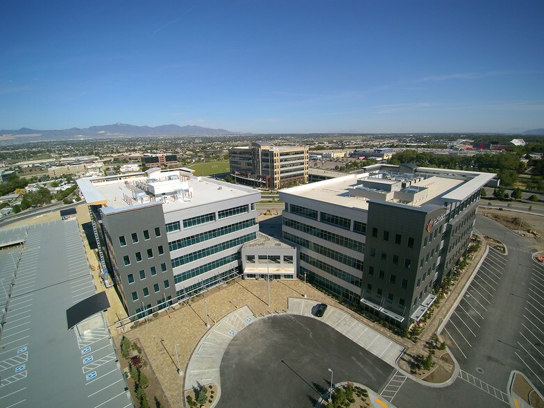 75-95 W Towne Ridge Pky, Sandy, UT à louer - Photo du bâtiment - Image 2 de 15