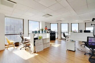 Office in Neuilly-sur-Seine for lease Interior Photo- Image 2 of 9