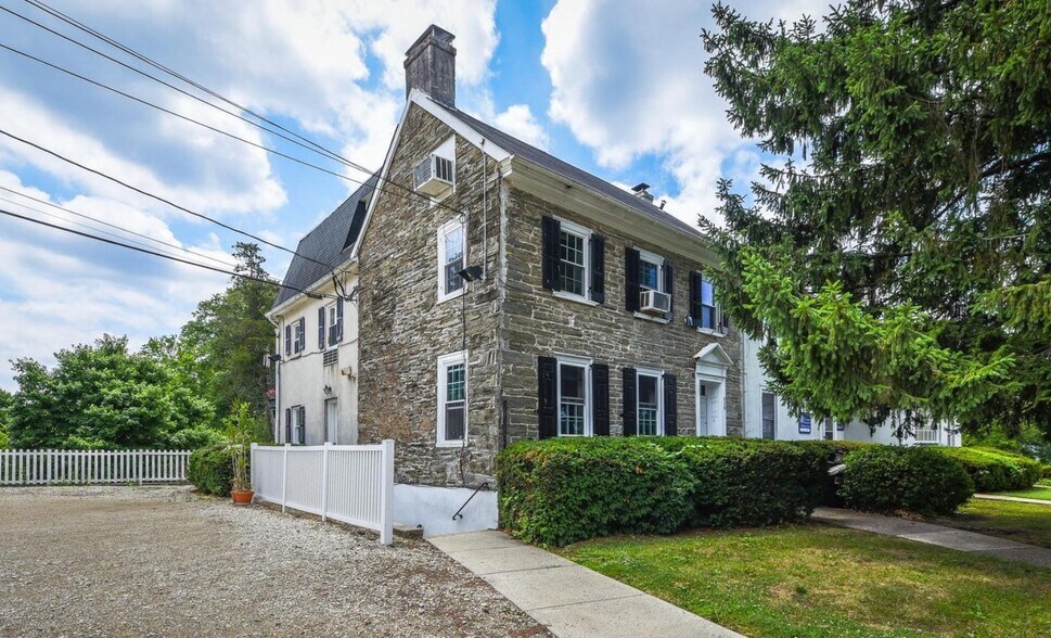 808 Bethlehem Pike, Glenside, PA à vendre - Photo du bâtiment - Image 2 de 20