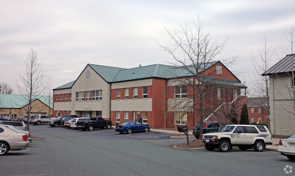 2013-2025 Woodbrook Ct, Charlottesville, VA à louer - Photo principale - Image 2 de 17