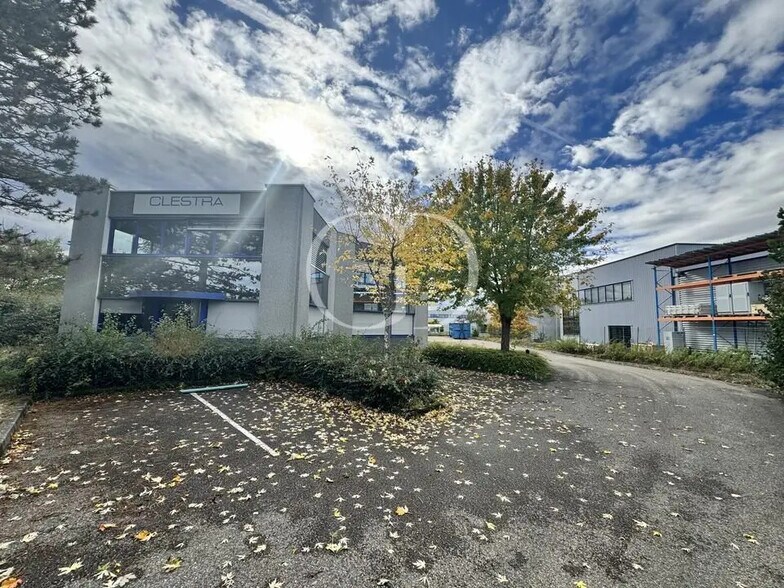 Flex dans Décines-Charpieu à louer - Photo du bâtiment - Image 3 de 8