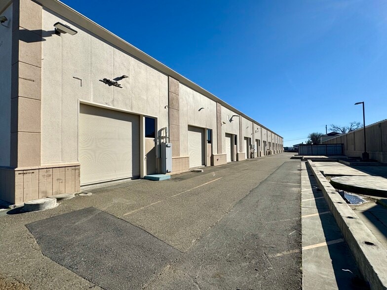 110 Sandholm Ln, Cloverdale, CA for lease - Building Photo - Image 2 of 12