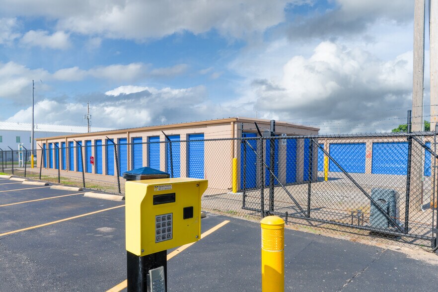 3401 N Hillside Ave, Wichita, KS for lease - Building Photo - Image 3 of 7