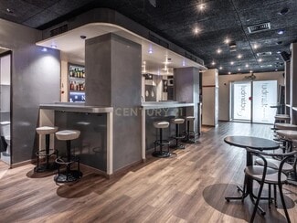 Plus de détails pour Multi-résidentiel à vendre