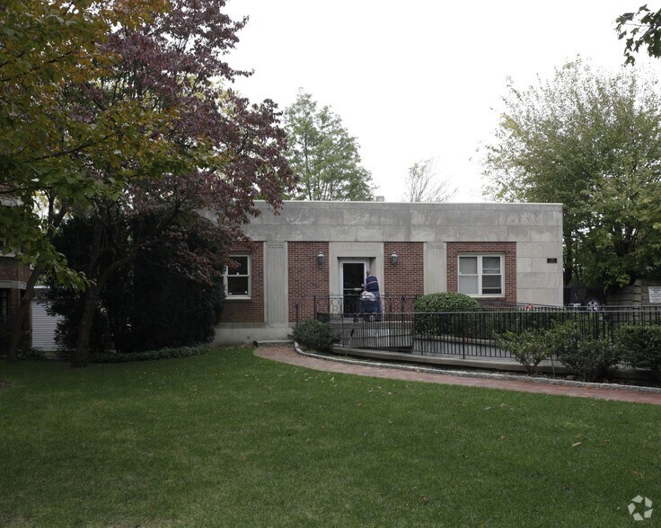 130 Pondfield Rd, Bronxville, NY à vendre - Photo du bâtiment - Image 2 de 22