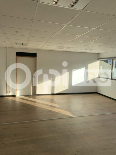 Office in Le Haillan for sale - Building Photo - Image 1 of 10