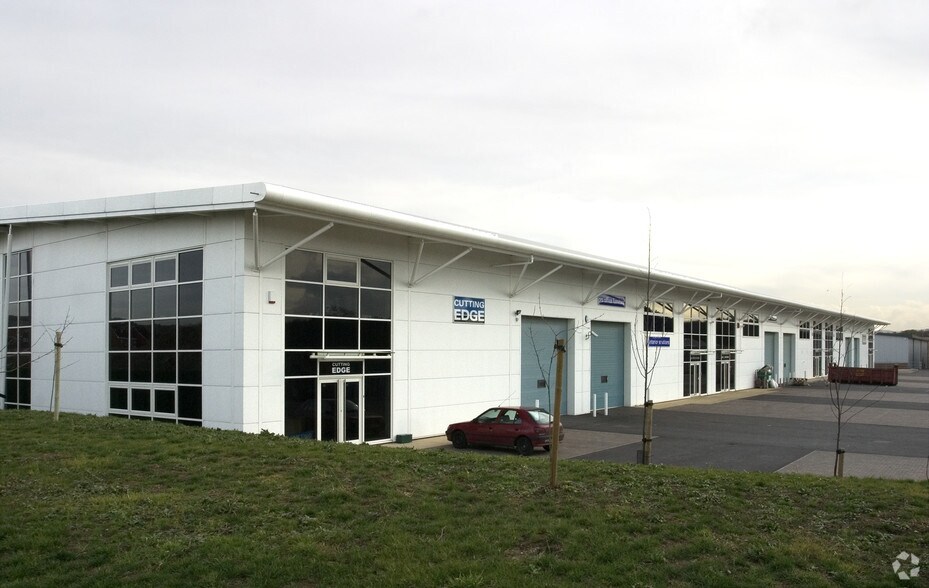 Westfield Rd, Leighton Buzzard à louer - Photo du bâtiment - Image 2 de 4