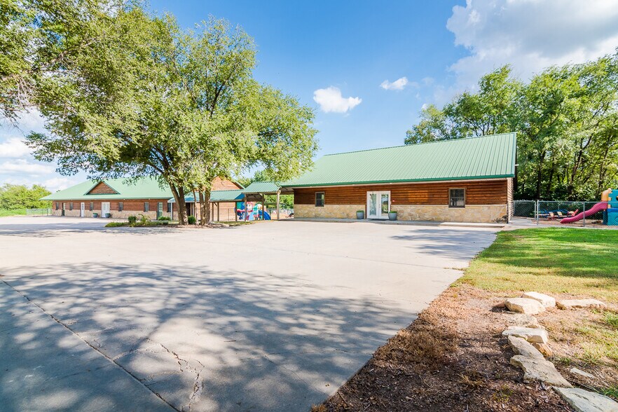 17656 Old Post Rd, Wamego, KS à vendre - Photo du bâtiment - Image 2 de 23