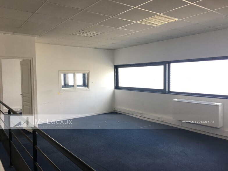 Flex in Tremblay-en-France for lease - Interior Photo - Image 2 of 7