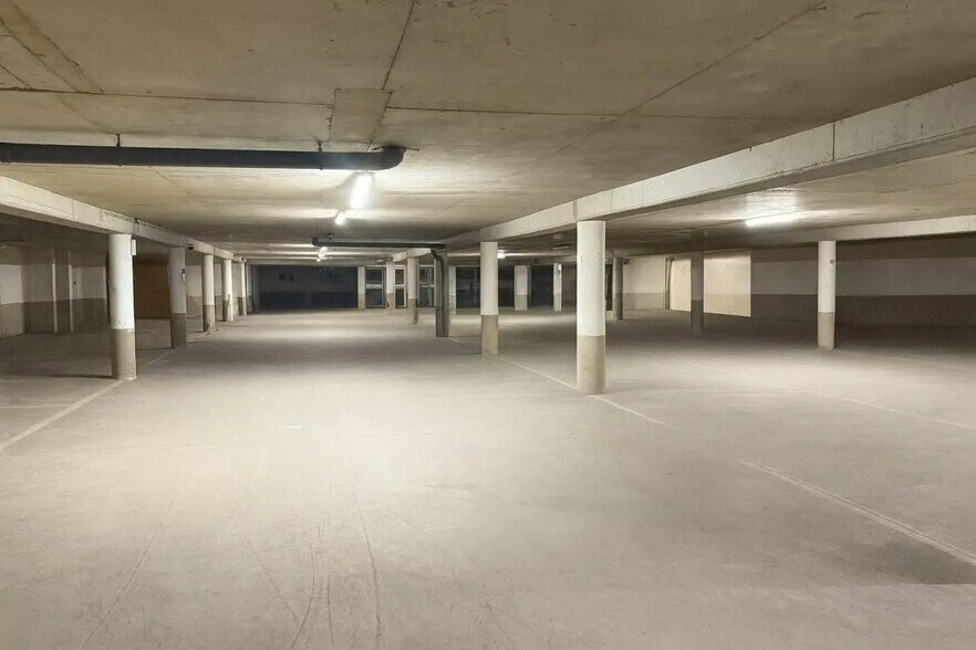 Industrial in Paris for lease - Building Photo - Image 1 of 6