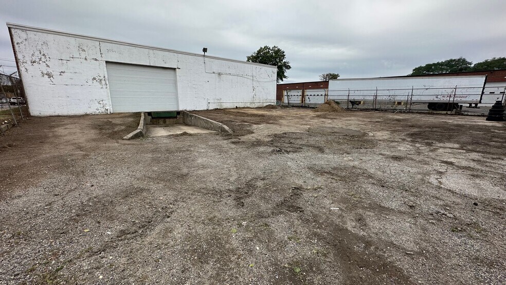 225 Ralph Ave, Copiague, NY à louer - Photo du bâtiment - Image 2 de 4