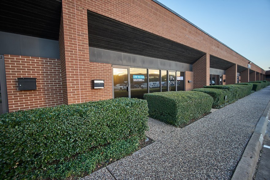 11498 Luna Rd, Farmers Branch, TX à louer - Photo du bâtiment - Image 3 de 42