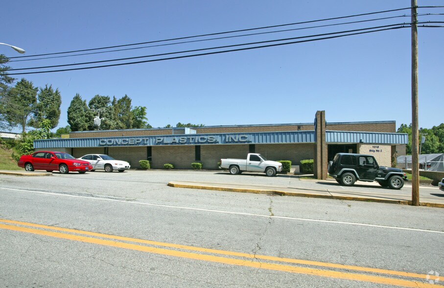 1218 Hickory Chapel Rd, High Point, NC à vendre - Photo du bâtiment - Image 2 de 7