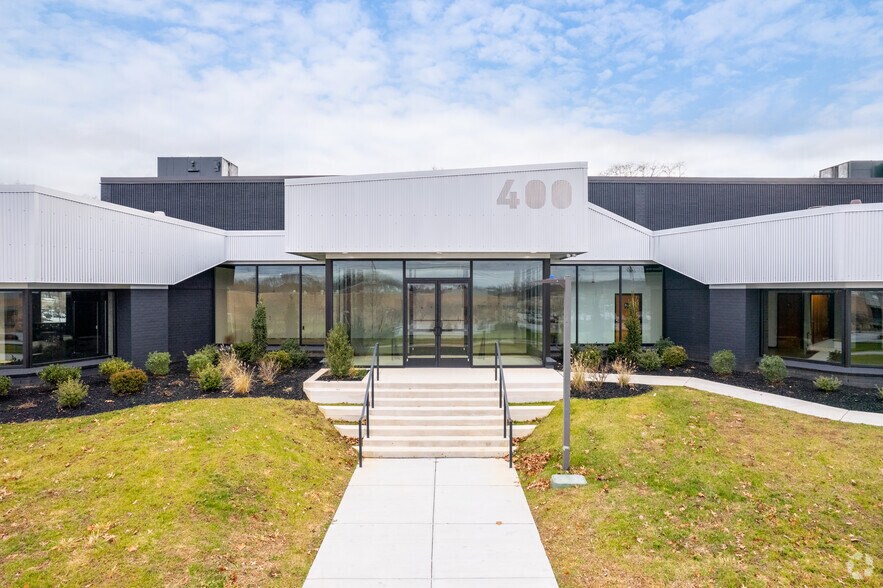 400 Devon Park Dr, Wayne, PA à louer - Photo du bâtiment - Image 2 de 6