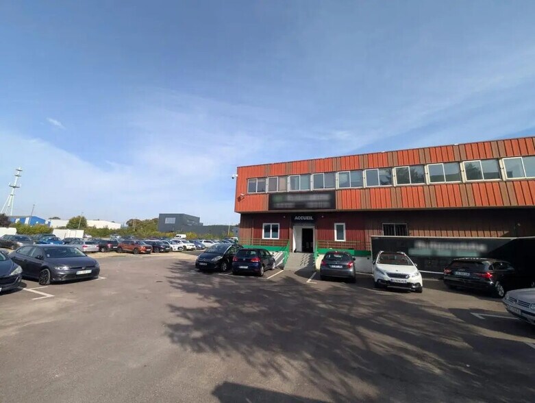 Flex in Porcheville for lease - Building Photo - Image 1 of 10