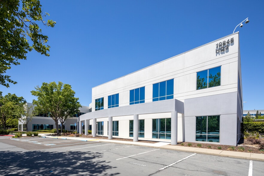 VSP HQ3 & HQ4 portfolio of 2 properties for sale on LoopNet.ca - Building Photo - Image 3 of 15