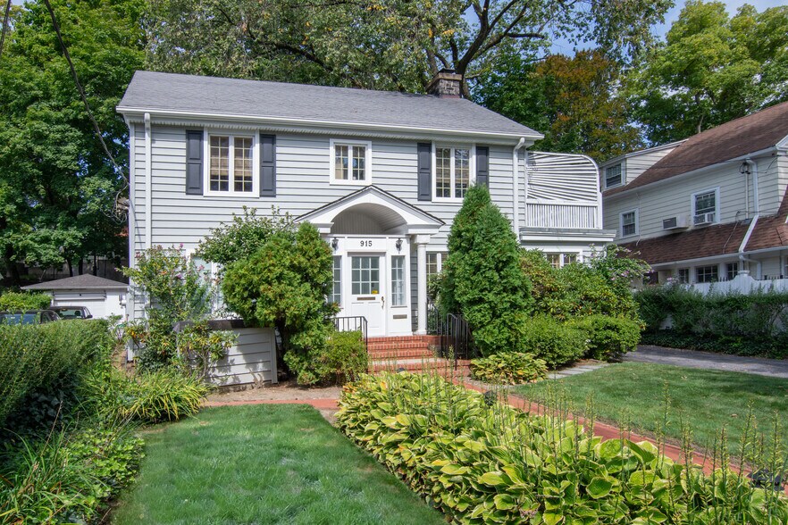 915 Palmer Rd, Bronxville, NY à vendre - Photo du bâtiment - Image 2 de 21