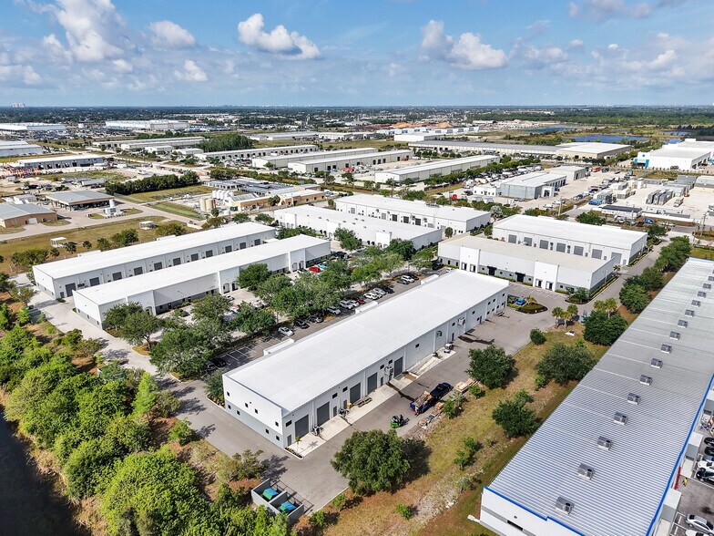 8801 Business Park Dr, Fort Myers, FL à vendre - Photo du bâtiment - Image 2 de 28