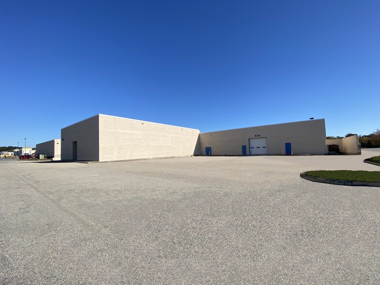 262 Swansea Mall Dr, Swansea, MA for lease - Building Photo - Image 1 of 11