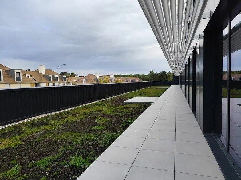 Office in Plaisir for lease - Building Photo - Image 3 of 8