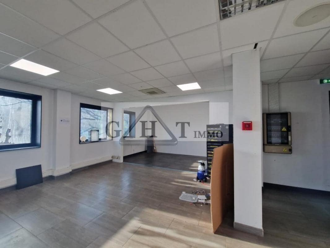 Retail in Ivry-sur-Seine for lease Interior Photo- Image 1 of 4