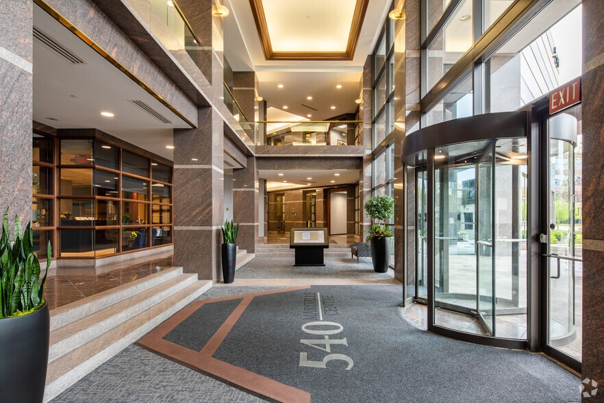 540 Maryville Centre Dr, Saint Louis, MO à louer - Hall d’entrée - Image 3 de 12