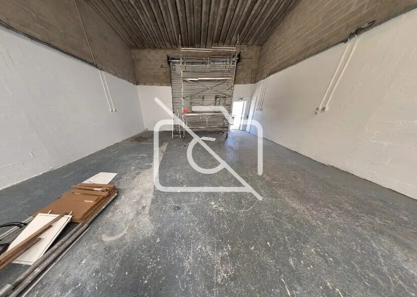 Flex in Villeneuve-Saint-Georges for lease - Interior Photo - Image 2 of 2