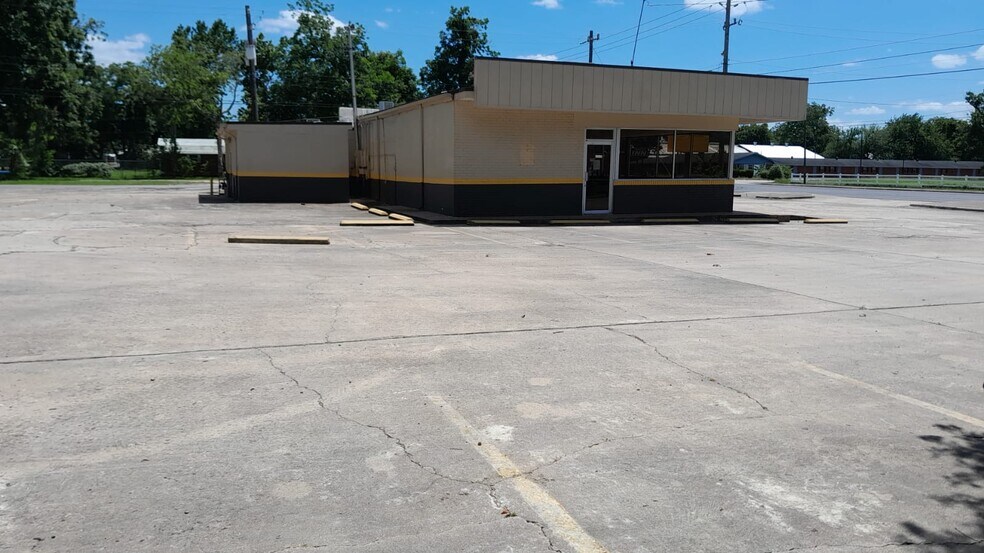 606 N Mechanic St, El Campo, TX for sale - Building Photo - Image 2 of 7