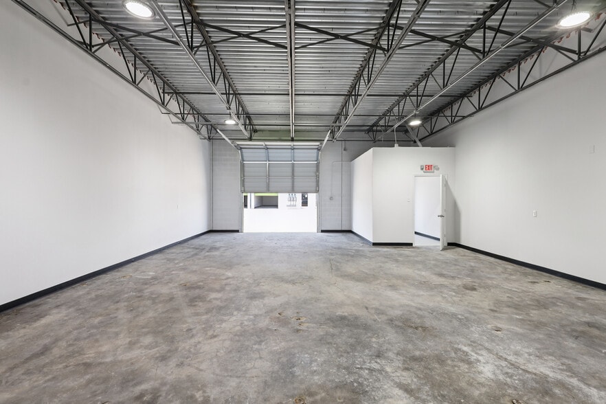 1105 Colorado Ln, Arlington, TX for lease - Building Photo - Image 2 of 9