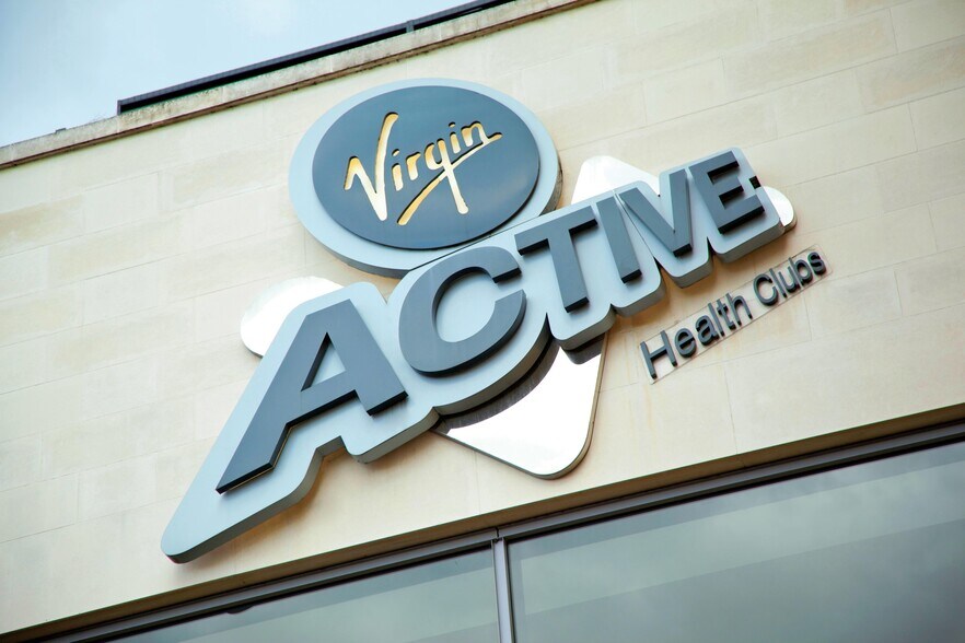 5 Chertsey Ln, Staines à louer - Photo du bâtiment - Image 2 de 14