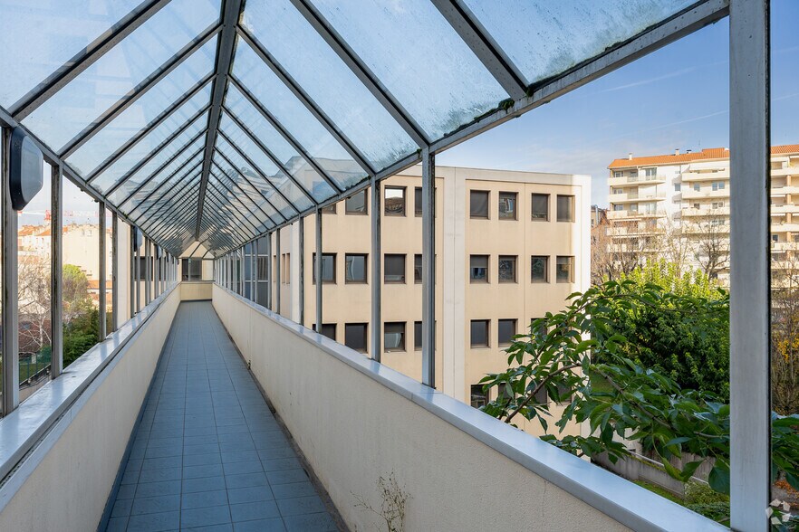 Bureau dans Villeurbanne à vendre - Photo du bâtiment - Image 2 de 3