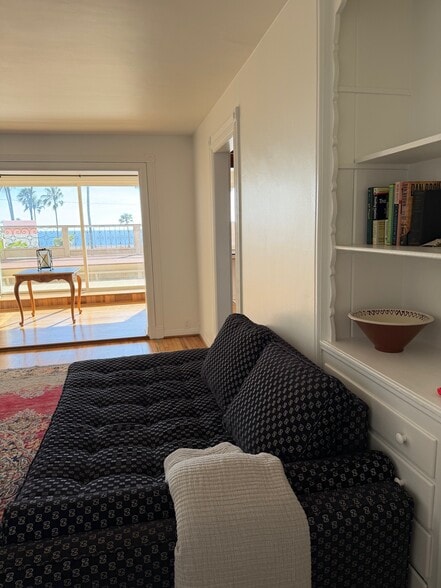653 Ramona Ave - Office/Live-Work, Laguna Beach, CA à louer - Photo du bâtiment - Image 2 de 32