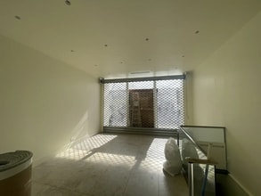 Retail in Paris for lease Interior Photo- Image 2 of 9