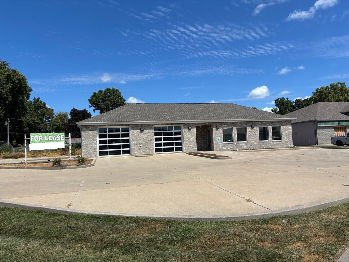 11 Cottonwood Dr, Chatham, IL for lease Primary Photo- Image 1 of 10
