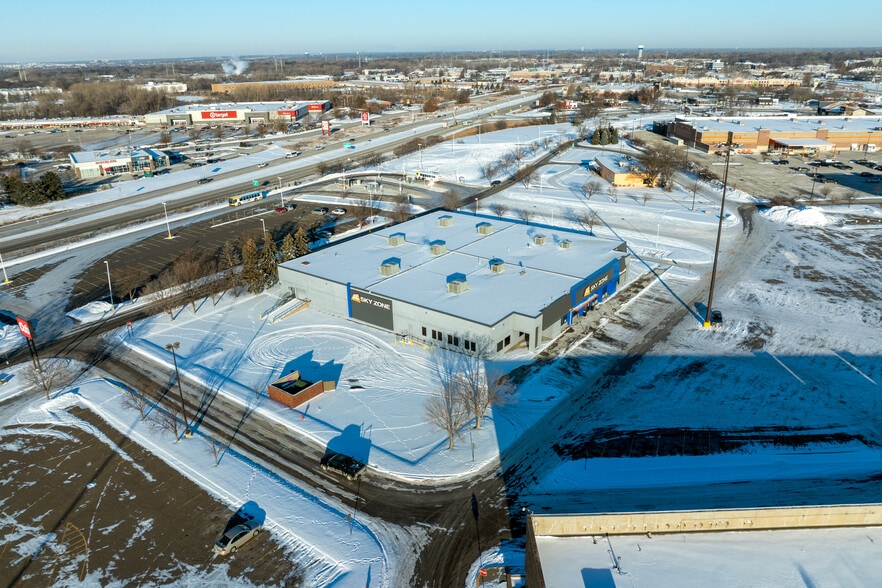 198 NE Northtown Dr, Blaine, MN à vendre - Photo du bâtiment - Image 3 de 6