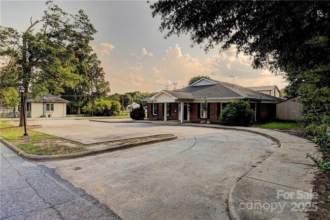 Plus de détails pour 112 Oak St, Cherryville, NC - Bureau à vendre