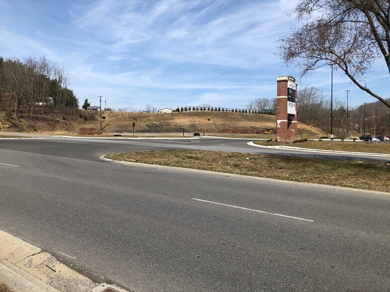 1701 Tyler Ave, Radford, VA à vendre - Photo du bâtiment - Image 2 de 5