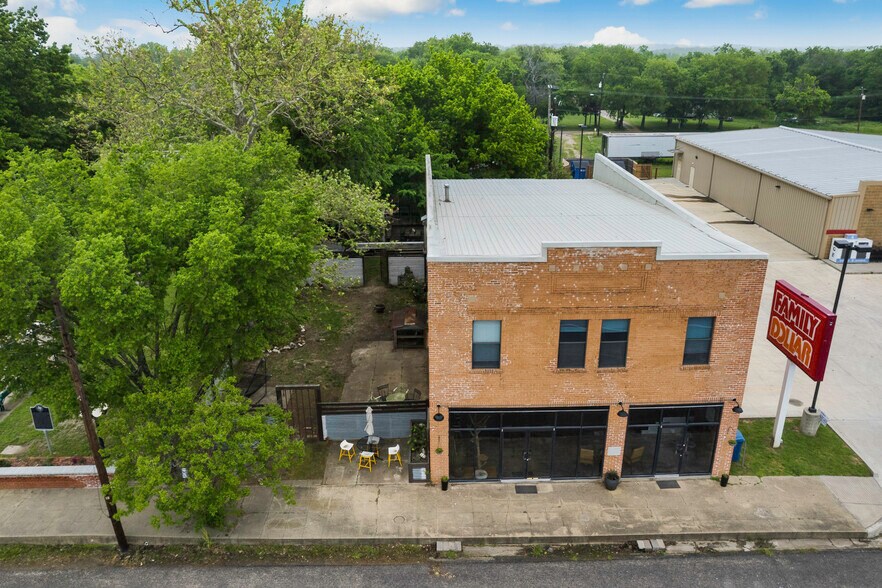 110 E Main St, Cumby, TX à vendre - Photo du bâtiment - Image 3 de 23