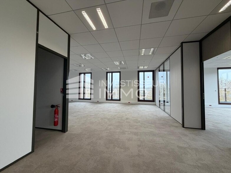 Office in Montévrain for lease - Interior Photo - Image 2 of 4
