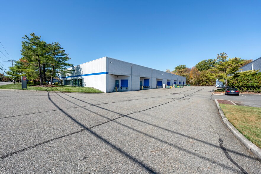 40 Commerce Way, Totowa, NJ à louer - Photo du bâtiment - Image 2 de 2