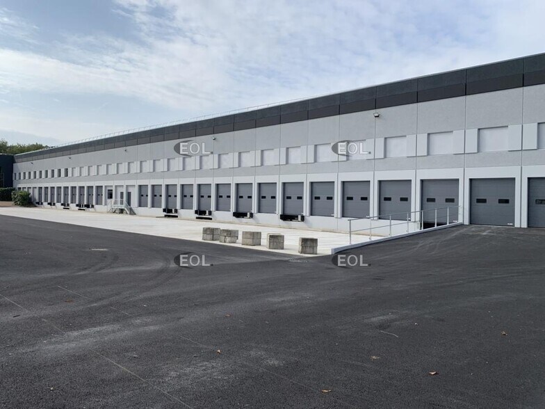 Industrial in Lisses for lease - Building Photo - Image 1 of 12