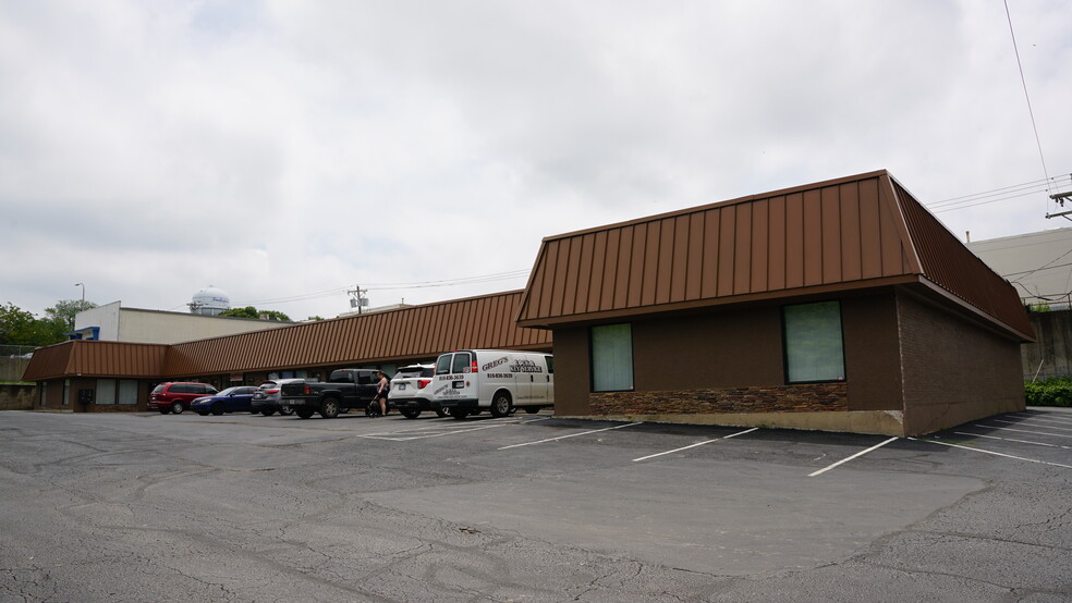 1600 S Noland Rd, Independence, MO for lease - Building Photo - Image 2 of 19