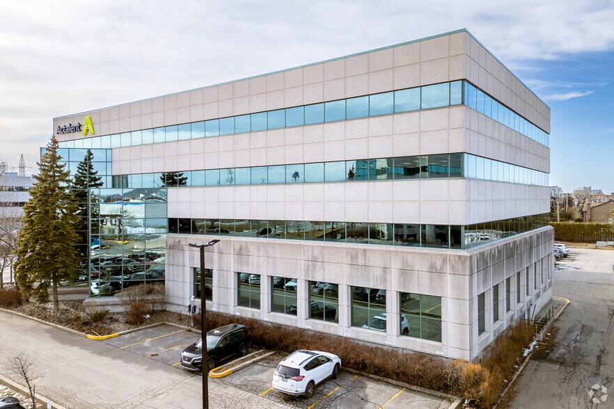 555 Boul Dr-Frederik-Philips, Montréal, QC for lease - Building Photo - Image 2 of 5