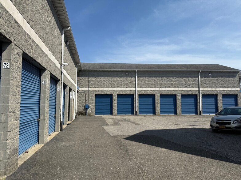 Self-Storage Portfolio portefeuille de 3 propriétés à vendre sur LoopNet.ca - Photo du bâtiment - Image 3 de 7